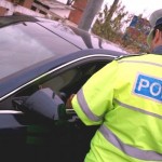 Conducea fără permis un autoturism neînmatriculat și nu a oprit la semnalele polițiștilor