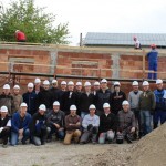 Voluntari din Germania construiesc in doar 5 zile doua locuinte pentru familii cu venituri mici din Moinesti