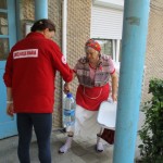 Crucea Roşie Bacău a distribuit astăzi bidoane cu apă potabilă