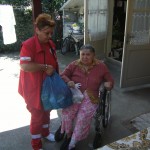 Crucea Roșie Bacău a distribuit pachetele alimentare pentru 60 de persoane vârstnice