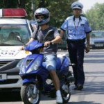 Cercetat de poliţişti pentru conducerea fără permis a unui moped neînmatriculat