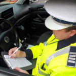 Depistată de poliţişti în timp ce conducea un autovehicul fără permis de conducere