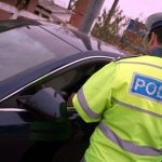 Tânăr depistat de poliţişti la volanl unui autoturism neînmatriculat