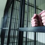 Posesori de mandate de executare a pedepsei cu închisoarea identificaţi de poliţişti