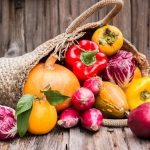 Cum poţi scapa de pesticidele de pe fructe şi legume